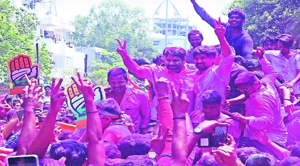 विधानसभा पोटनिवडणुकीत काँग्रेसने विजय मिळाल्यानंतर पालकमंत्री सतेज पाटील, आमदार ऋतुराज पाटील यांनी कार्यकर्त्यांसमवेत गुलालाची उधळण करीत असा जल्लोष केला.