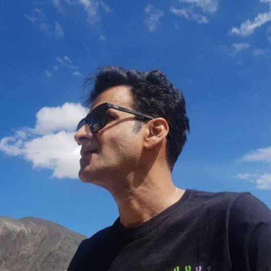 सुरुवातीच्या काळात मनोजने दिल्लीतील एका मुलीसोबत लग्न केलं होतं. परंतु हे लग्न फार काळ टिकू शकलं नाही.