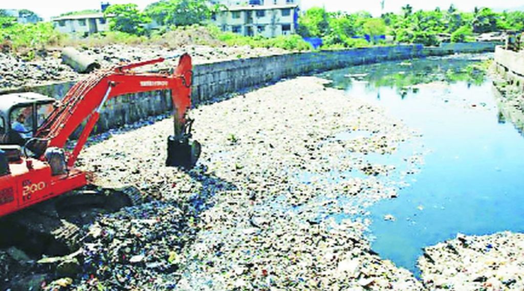 नालेसफाईवरून भाजपची शिवसेनेवर टीका; पश्चिम उपनगरातील नाल्यांची पाहणी नालेसफाईवरून भाजपची शिवसेनेवर टीका; पश्चिम उपनगरातील नाल्यांची पाहणी