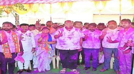 कोल्हापूरमध्ये पोटनिवडणुकीत विजय मिळवल्यानंतर काँग्रेस कार्यकर्त्यांनी गुलाल उधळून जल्लोष केला. यावेळी सतेज पाटील यांच्यासह पक्षाचे अनेक नेते उपस्थित होते.