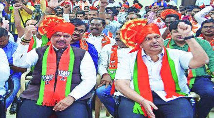 भाजपच्या स्थापना दिनानिमित्त दादर येथील कार्यालयात आयोजित कार्यक्रमाला विरोधी पक्षनेते देवेंद्र फडणवीस तसेच मुंबई अध्यक्ष मंगलप्रभात लोढा उपस्थित होते.