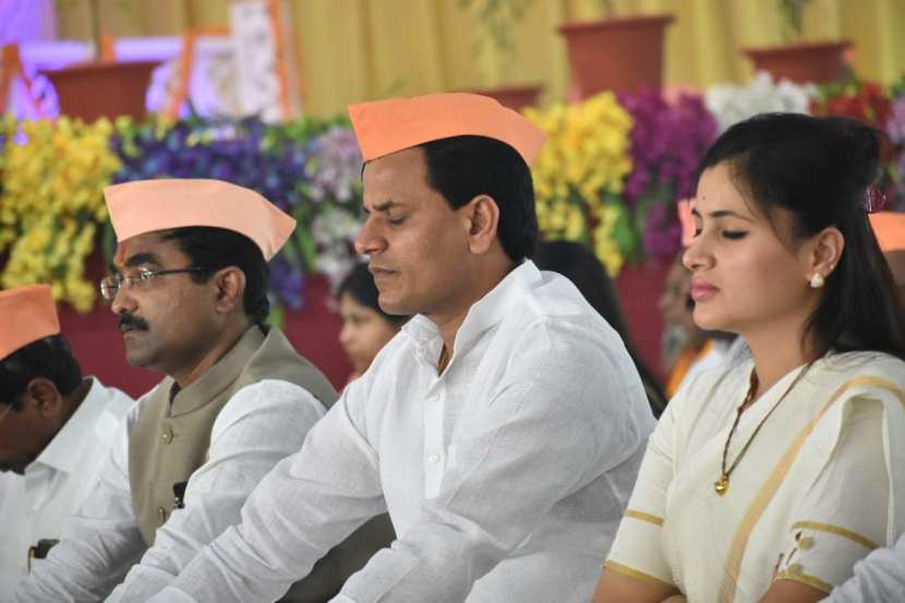 भाजपा खासदार जय श्रीरामच्या घोषणेने शपथ घेत होते तेव्हा आक्षेप घेणाऱ्या नवनीत राणा होत्या. त्यामुळे यांनी आम्हाला शिकवू नये