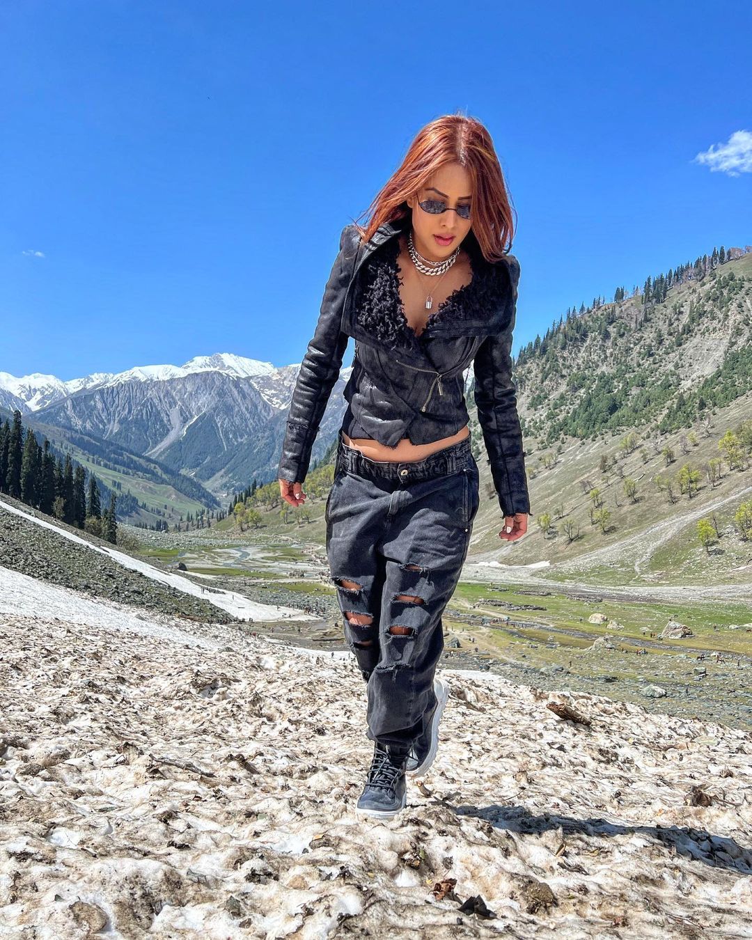 नियाच्या काश्मीर ट्रिपचे फोटो आणि व्हिडीओ चाहत्यांचं लक्ष वेधून घेत आहेत.