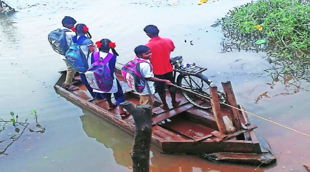 डहाणूत शिक्षणासाठी जीवघेणा प्रवास ; शाळा, महाविद्यालयात जाण्यासाठी विद्यार्थ्यांना होडीशिवाय पर्याय नाही