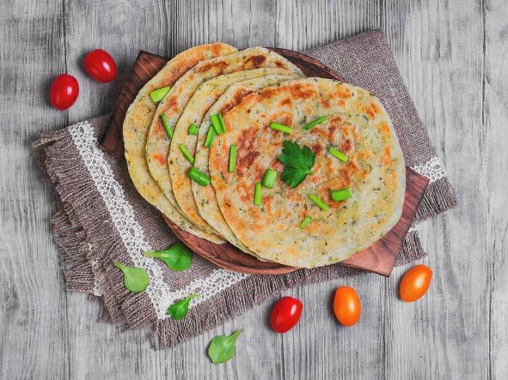 मिक्स व्हेज पराठ्यामध्ये सर्व भाज्यांचे पोषक तत्व असतात, जे आरोग्यासाठी फायदेशीर असतात. म्हणूनच मिक्स व्हेज पराठा हे आरोग्यदायी तसेच चविष्ट आहे. तसेच हा पराठा तुम्ही पटकन तयार करू शकता. (फोटो: indian express)