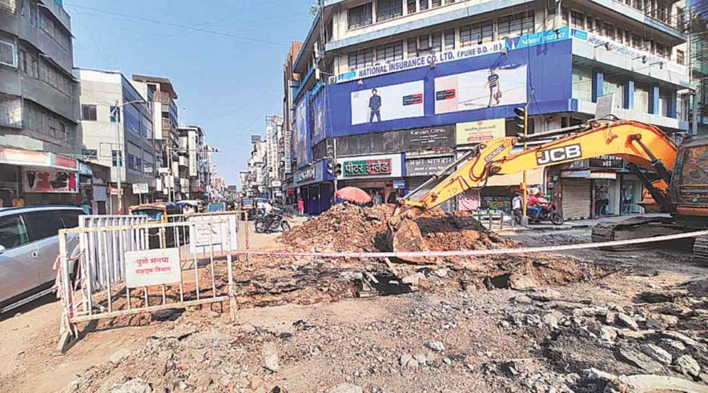 रस्ते खोदाईमुळे लक्ष्मी रस्त्यावरील वाहतुकीचा बोजवारा