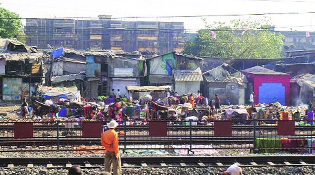 रेल्वेबाधित झोपडपट्टीधारकांचे पुनर्वसन करा; खासदार बारणे यांची पिंपरी पालिकेकडे मागणी