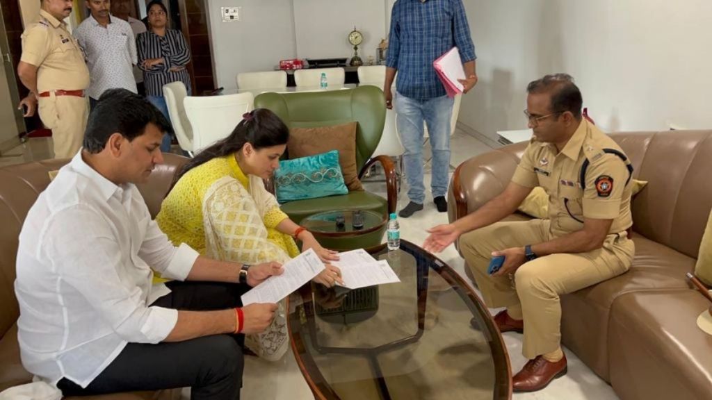 मातोश्रीबाहेर हनुमान चालिसा पठण करण्यावरून शिवसैनिक आक्रमक, राणा दाम्पत्याला पोलिसांची नोटीस