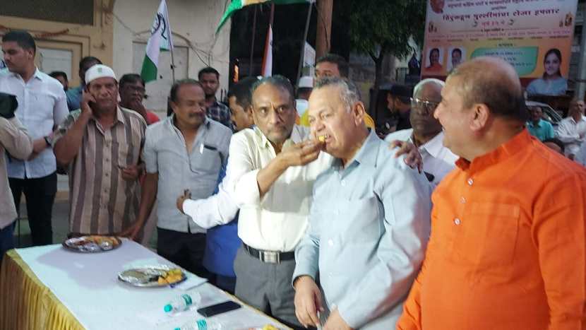 दरम्यान, भोंग्याच्या आवाजापेक्षा संविधांनाचा आवाज मला पवित्र वाटतो. भोंग्याच्या राजकारणामध्ये देवाला अडकवून नका आणि धर्माला बदनाम करु नका, असे मत श्रीपाल सबनीस यांनी म्हटले आहे. (सर्व फोटो - सागर कासार)