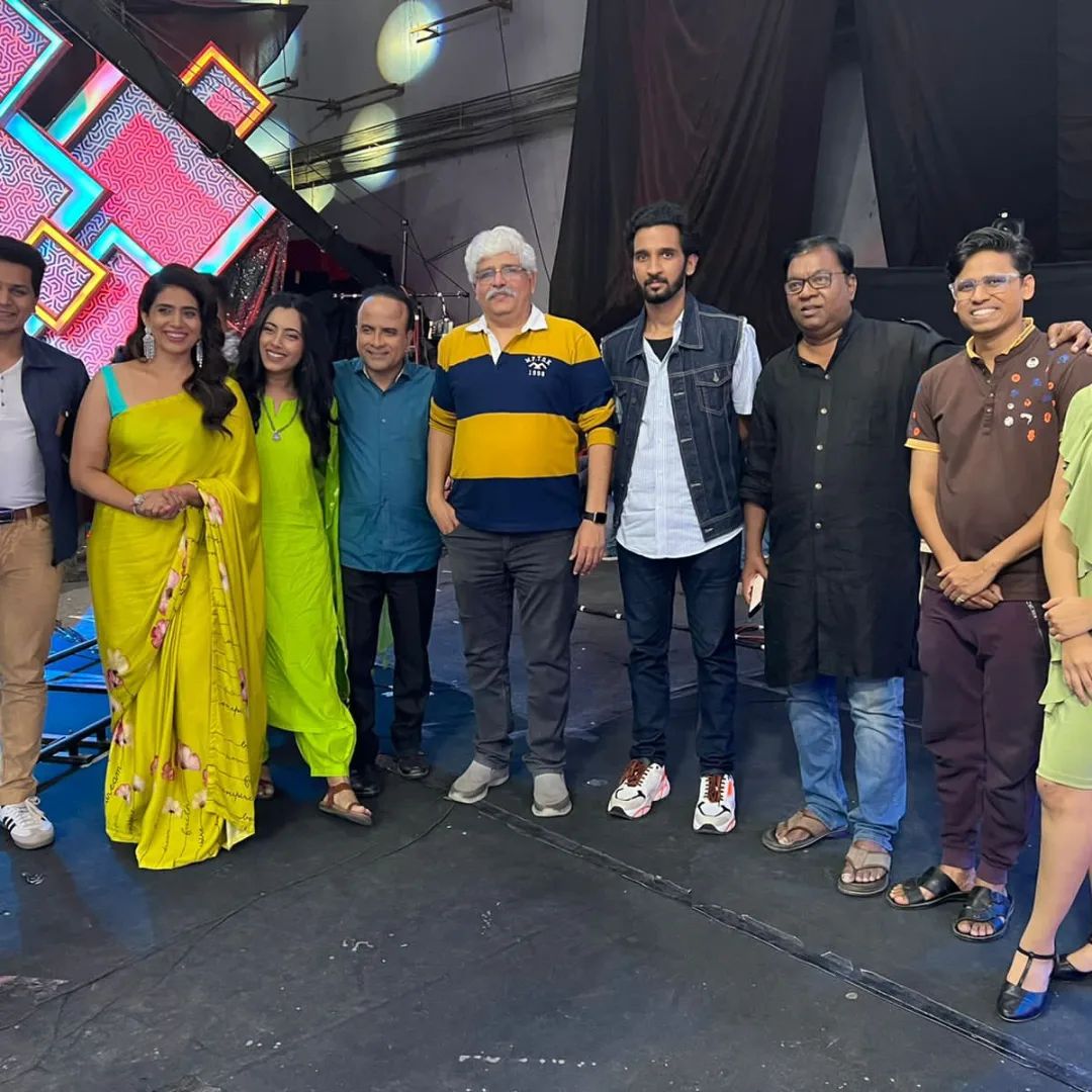या चित्रपटाची संपूर्ण टीम 'महाराष्ट्राची हास्यजत्रा' कार्यक्रमात सहभागी झाली होती.