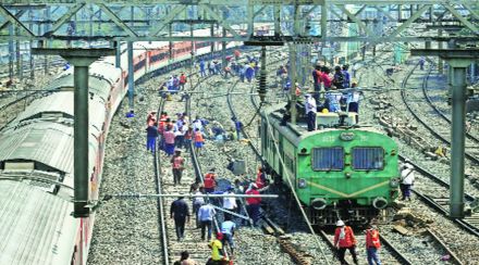 उपनगरीय रेल्वेच्या जलद मार्गावरून लांब पल्ल्याच्या गाडय़ांची धाव; स्वतंत्र मार्गिकेनंतरही वेळापत्रकावर परिणाम, लोकल प्रवासी त्रस्त उपनगरीय रेल्वेच्या जलद मार्गावरून लांब पल्ल्याच्या गाडय़ांची धाव; स्वतंत्र मार्गिकेनंतरही वेळापत्रकावर परिणाम, लोकल प्रवासी त्रस्त