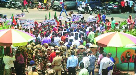 दिव्यातील पाणी टंचाईविरोधात मोर्चा; महिनाभरात समस्या सोडविण्याचे प्रशासनाचे आश्वासन दिव्यातील पाणी टंचाईविरोधात मोर्चा; महिनाभरात समस्या सोडविण्याचे प्रशासनाचे आश्वासन
