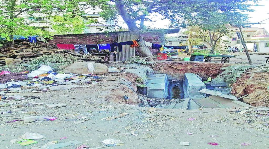 (डोंबिवलीतील देवीचापाडा येथील संथगतीने सुरू असलेल्या रस्त्याचे काम.)