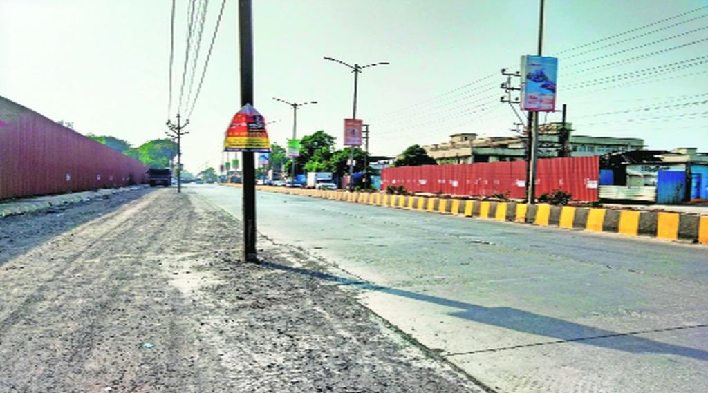 राज्य मार्गावर अडथळय़ांची शर्यत; कल्याण-बदलापूर मार्गावर खोदकामानंतर विद्युत खांबांचा अडथळा, अपघातांत वाढ राज्य मार्गावर अडथळय़ांची शर्यत; कल्याण-बदलापूर मार्गावर खोदकामानंतर विद्युत खांबांचा अडथळा, अपघातांत वाढ