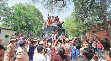 केजरीवाल यांच्या घरावर हल्ला हे पोलिसांचे अपयश ; न्यायालयाचे ताशेरे, चौकशीचे आदेश केजरीवाल यांच्या घरावर हल्ला हे पोलिसांचे अपयश ; न्यायालयाचे ताशेरे, चौकशीचे आदेश