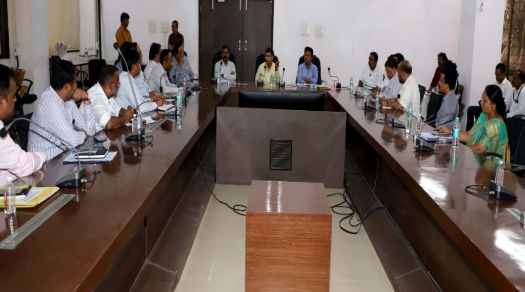 आपत्ती काळात मोबाईल बंद ठेवून गैरहजर राहणाऱ्यांवर कारवाई; कामचुकार अधिकाऱ्यांना आयुक्तांचा इशारा आपत्ती काळात मोबाईल बंद ठेवून गैरहजर राहणाऱ्यांवर कारवाई; कामचुकार अधिकाऱ्यांना आयुक्तांचा इशारा