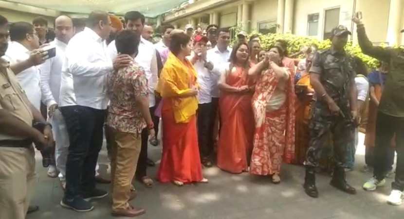 “नवनीत राणा जाणूनबुजून महाराष्ट्र आणि मुंबई अस्थिर करण्यासाठी, दंगल घडवण्यासाठी अशी वक्तव्ये करत आहेत. त्या बोलल्या ते हल्लाबोल नसून त्यांच्यातली खाज आहे. त्यांच्या वक्तव्याला हल्लाबोल म्हणणं म्हणजे त्या शब्दाचा अपमान आहे,” असं त्या म्हणाल्या.