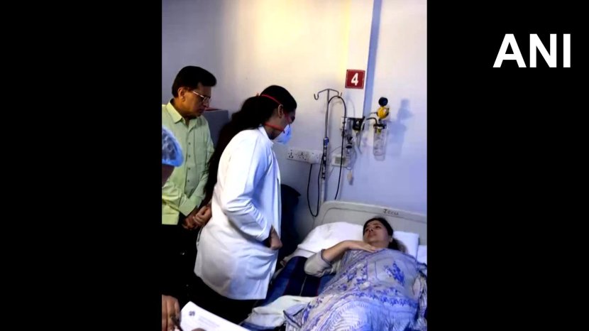 महागाई वाढलीये, त्यावर बोलायचं नाही, १५ लाखांवर बोलायचं नाही, अच्छे दिन कधी येणार यावर बोलायचं नाही. तसेच यावर दुसऱ्यांनी बोलू नये म्हणून म्हैस पळवली जाते, घंटा आणि भोंगा-सोंगा वाजवला जातो. पण आता आम्ही आमच्या कामावरून लोकांपर्यंत पोहोचू, असं पेडणेकर म्हणाल्या.(फोटो एएनआय)