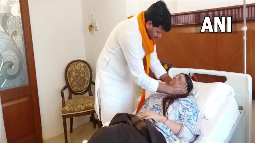 तसेच राणा दाम्पत्य प्रसिद्धीसाठी सोंग करत असल्याचीही टीका पेडणेकरांनी केली (फोटो एएनआय)