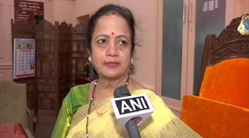 मुंबईत शिवसेनेच्या विरोधात प्रचारासाठी बोलावल्यास जाणार असं नवनीत राणा म्हणाल्या होत्या. “खोट्या सर्टिफिकेटवाल्या तुमच्या सारख्या लोकांची आम्हालाही गरजच आहे, तुम्ही येऊनच दाखवा,” असा खोचक टोला लगावत पेडणेकरांनी नवनीत राणांना आव्हान दिलं. (फाईल फोटो)