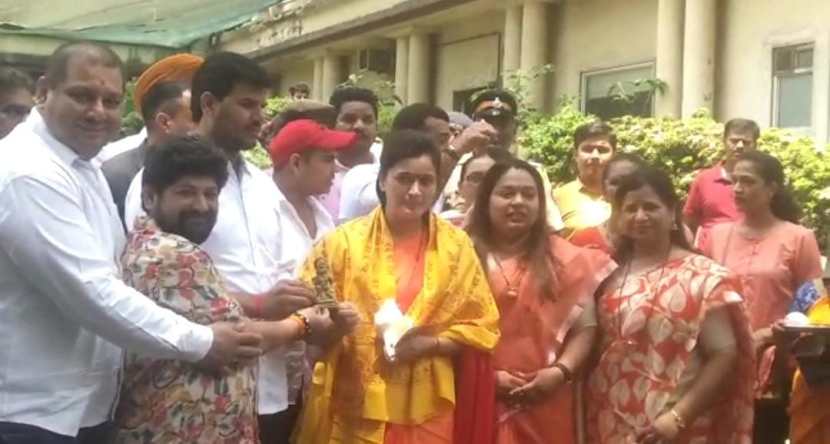 खासदार नवनीत राणा यांनी लीलावती रुग्णालयातून डिस्चार्ज मिळाल्यानंतर त्यांच्यावर झालेल्या कारवाईवर प्रतिक्रिया देताना ठाकरे सरकारवर जोरदार टीका केली.( फोटो स्क्रीन शॉट)