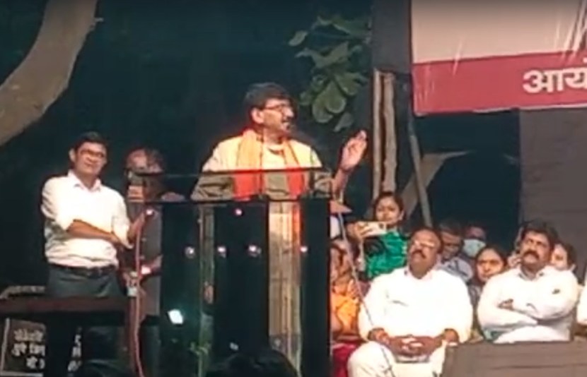 यावेळी भाषणाच्या सुरुवातीला जमलेल्या तमाम मराठी बंधू भगिनी म्हणायचे की हिंदू बंधू भगिनी म्हणायचे असा प्रश्न पडतो, कारण आपण दोन्ही आहोत, असं राऊत म्हणाले. 
