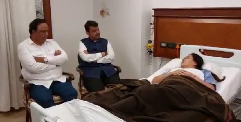 तसेच “आपण पाहिलं की गेल्या दोन दिवसांत नवनीत राणांना कोण जाऊन भेटलं ते सगळे अॅम्प्लिफायर (किरीट सोमय्या, देवेंद्र फडणवीस आणि आशिष शेलार) आहेत आणि ही तिकडची ऊर्जा आहे. पण आम्हाला आम्हाला फरक पडत नाही, अशा आव्हानांमुळे शिवसेना अजून उजळून निघेल,” असं पेडणेकर म्हणाल्या. (फोटो - स्क्रीनशॉट)