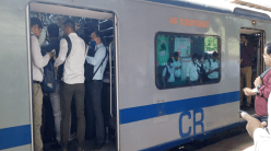 तिकीट दर कमी होताच वातानुकूलित लोकलमध्ये गर्दी, आता प्रवाशांनी केली ‘ही’ मागणी