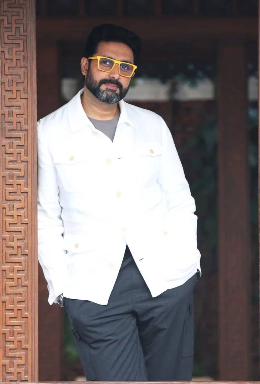 अभिषेक बच्चनने स्वित्झर्लंडच्या एग्लॉन कॉलेजमध्ये शिक्षण घेतले आहे. यानंतर त्यांनी बोस्टन विद्यापीठात प्रवेश घेतला, मात्र येथून शिक्षण अर्धवट सोडल्यानंतर ते भारतात परतले.