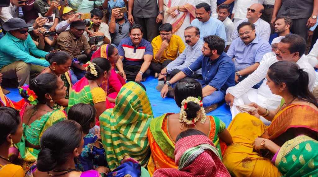 मंत्री आदित्य ठाकरेंची रणरणत्या उन्हात शहापूरच्या दुर्गम भागातील गावांना भेट, घरापर्यंत पाणी पुरवठ्यासाठी निर्देश