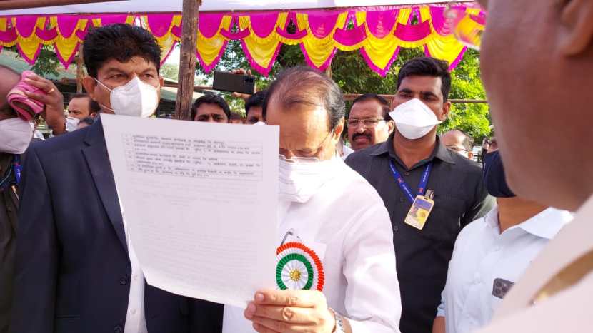 अजित पवारांनी राजकारणात येण्यापूर्वी शेती आणि दूध उत्पादक म्हणून काम केल्याचं अनेकवेळा भाषणातून सांगितलं आहे. आज त्याची प्रचिती येथील अधिकारी वर्गाला पाहण्यास मिळाली.