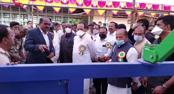 अजित पवारांनी यावेळी सर्व गोष्टी बारकाईने अधिकाऱ्यांकडून जाणून घेतल्या