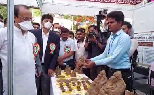 अजित पवारांनी यावेळी शेणापासून बनवलेल्या गणपतीच्या मूर्तींसह अन्य वस्तू तयार केलेल्या स्टॉलला भेट दिली.