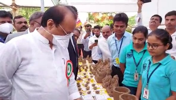 त्यानंतर अजित पवारांनी भाषणावेळी साक्षी खटके आणि सायली देशमुख या दोघींच्या गुणांचा संदर्भ देत सांगितलं की, 