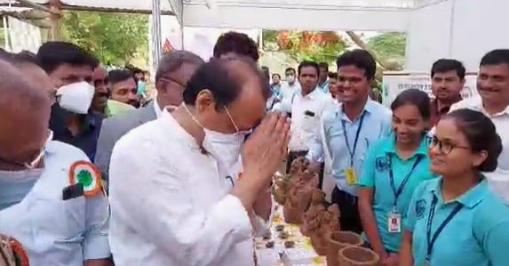 दोघींचे गुण ऐकल्यानंतर अजित पवारांनी हात जोडत अवघडच आहे असं म्हणत शुभेच्छा देऊन पुढील स्टॉलकडे गेले.