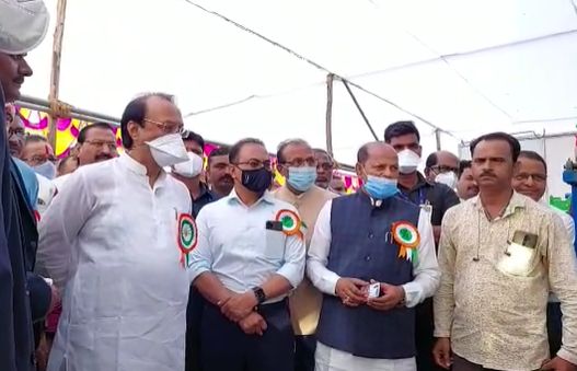 तेथील आतील जमीनीचा स्तर समांतर नव्हता. अनेक ठिकाणचे बांबू तुटलेले होते. हे पाहून अजित पवारांनी अधिकाऱ्यांना खडे बोल सुनावले.