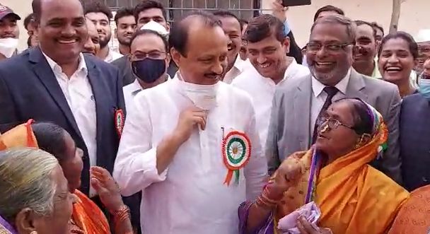 त्यावर अजित पवार कुठल्या तुम्ही, आज एकदम नटून थटून आलात, हातावर मेहंदी पण काढली असे म्हणताच उपस्थितामध्ये एकच हशा पिकला.