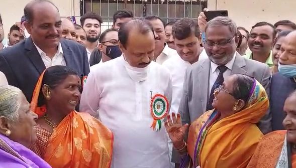अजित पवार त्यांच्या प्रकल्पाजवळ आल्यावर तेथील महिलांनी फोटोचा आग्रह धरला.