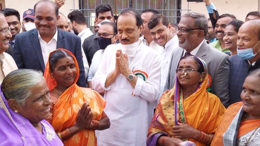 अजित पवारांनी यावेळी त्यांच्या शेजारी उभ्या छबूबाई कामठेंची चौकशी केली. यावेळी त्यांनी 