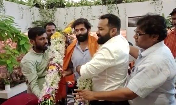 दरम्यान अमित ठाकरे यांना आजही भेटण्यासाठी कार्यकर्त्यांनी मोठी गर्दी केली होती.