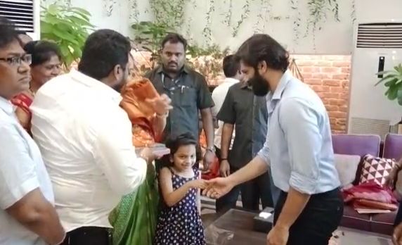 अमित ठाकरे यांनी शिवतीर्थाबाहेर येत कार्यकर्त्यांच्या शुभेच्छा स्वीकारल्या.