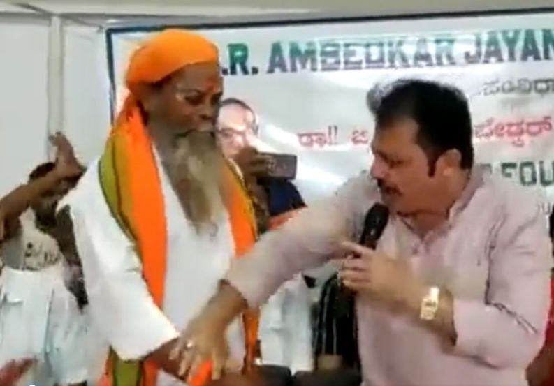 आपल्या या कृतीतून जातीभेद, धर्मभेद मानत नसल्याचा संदेश देण्याचा प्रयत्न त्यांनी केला.