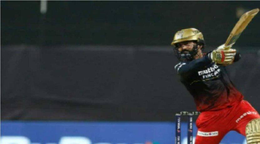 या हंगामात रॉयल चॅलेंजर्स बंगळुरु संघाकडून खेळणारा दिनेश कार्तिक चांगलाच चमकला आहे. जेव्हा-जेव्हा बंगळुरु संघ अडचणीत आलेला आहे, तेव्हा-तेव्हा कार्तिकने धमाकेदार खेळ करुन दाखवलेला आहे. त्याने आतापर्यंत २८५ धावा केल्या असून यापैकी तो आठ वेळा नाबाद राहिलेला आहे. दक्षिण आफ्रिकेविरोधातील मालिकेसाठी भारतीय संघामध्ये त्याला स्थान दिले जाऊ शकते.