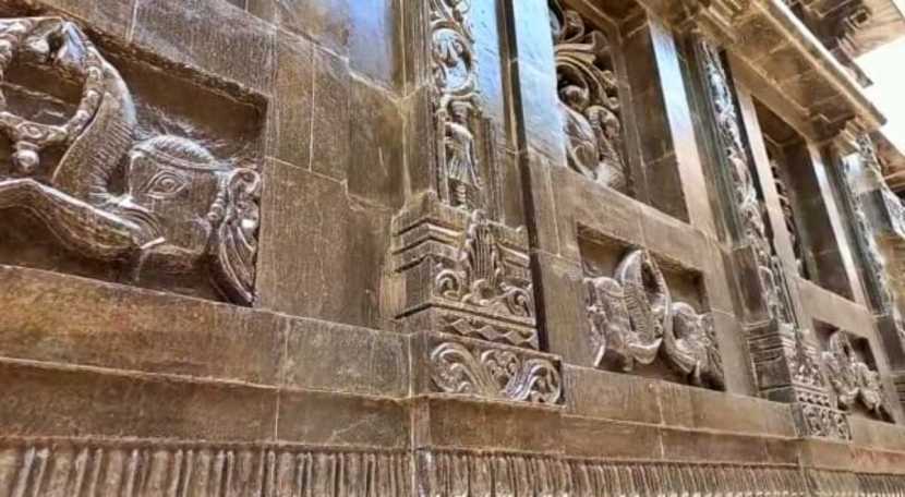 हे नक्षीकाम सर्वांचेच लक्ष वेधून घेत आहे. (फोटो सौजन्य : प्रतिनिधी, कृष्णा पांचाळ)