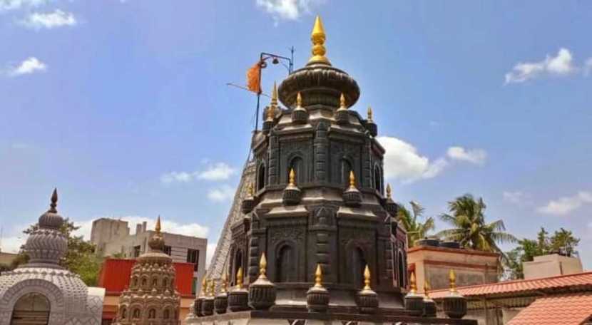 शिळा मंदिराची उंची ४२ फूट असून मंदिरातील जगतगुरु संत तुकाराम महाराज यांच्या मूर्तीची उंची ४२ इंच आहे. (फोटो सौजन्य : प्रतिनिधी, कृष्णा पांचाळ)