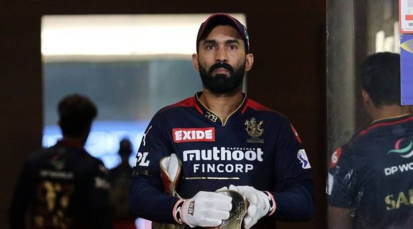 सचिन तेंडुलकरने भारताचा संयमी खेळाडू दिनेश कार्तिकला यष्टिरक्षक म्हणून निवडत आपल्या संघात स्थान दिले आहे.
