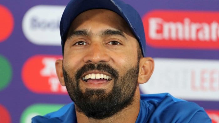 कार्तिक एका वेबसाईटसाठी क्रिकेट तज्ज्ञाची भूमिकाही बजावत होता. कार्तिकने आता क्रिकेटला विसरून दुसरी इनिंग सुरू केल्याचे टीकाकारांना वाटत होते. (फोटो – AP)