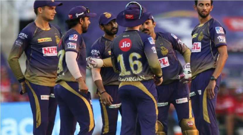 केकेआर संघाची प्लेऑफर्यंत पोहोचण्याची शक्यात खूपच कमी आहे. कारण राजस्थान किंवा बंगळुरु या संघांनी दोनपैकी एकजरी सामना जिंकला तरी केकेआर प्लेऑफच्या शर्यतीतून बाहेर फेकला जाईल.