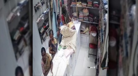 Woman Gang theft cloths worth 32 thousand in Kalyan Woman Gang theft cloths worth 32 thousand in Kalyan