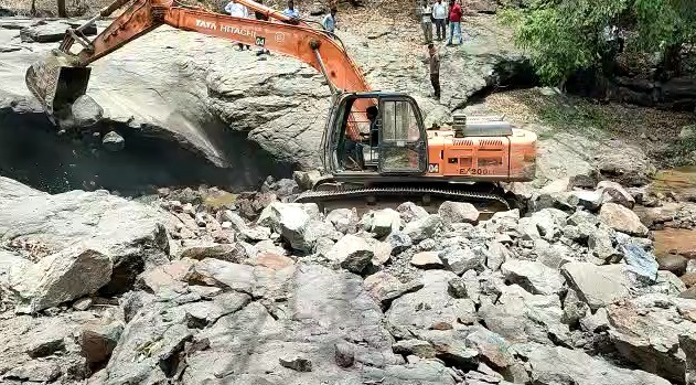kundi waterfall near slaman khan farm house in panvel closed forever by police and local authority